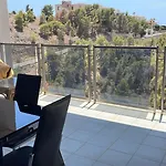 Apartamento Con Vista Al Mar Y Montana